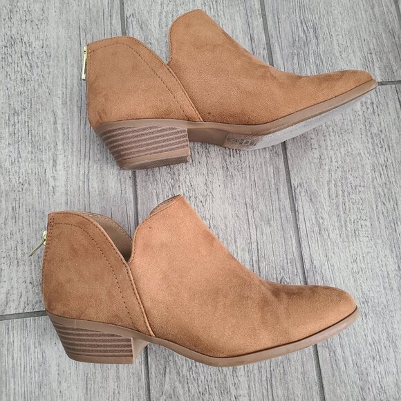 Soda women's brown suede ankle booties size 7 - Picture 9 of 13